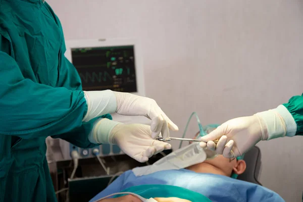 Närbild Händer Läkare Skicka Instrument Med Kirurg Med Räddning Och — Stockfoto