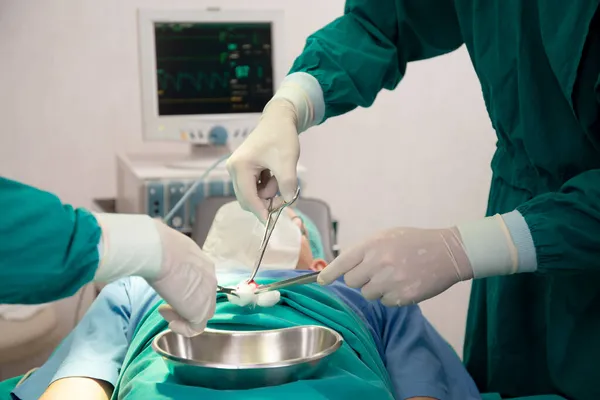 Primeros Planos Del Equipo Médico Cirujano Que Realiza Cirugía Con — Foto de Stock