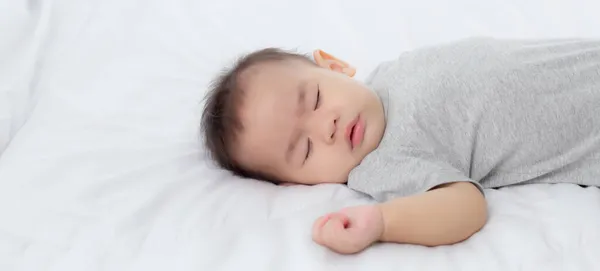 Retrato Asiático Pequena Menina Dormindo Cama Quarto Casa Recém Nascido — Fotografia de Stock