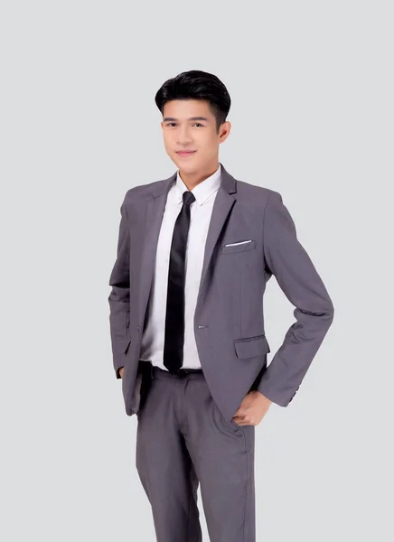 自信と白の背景に隔離されたフレンドリーなスーツの肖像若いアジアのビジネスマン ポケットに成功した手でスマートなビジネスマン ハンサムでリーダーシップを持つマネージャーや幹部 — ストック写真