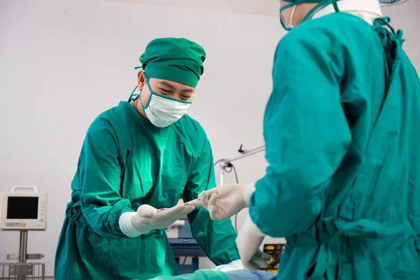 Médico Envio Instrumento Com Cirurgião Com Resgate Salvar Paciente Sala — Fotografia de Stock