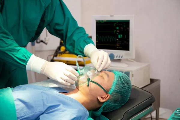 Médico Equipo Asistente Que Sostiene Máscara Oxígeno Con Emergencia Del — Foto de Stock