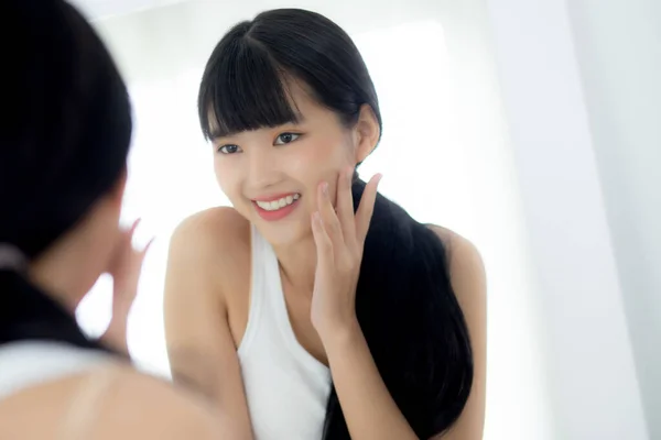 Rosto Bonito Jovem Mulher Asiática Com Sorriso Feliz Toque Bochecha — Fotografia de Stock