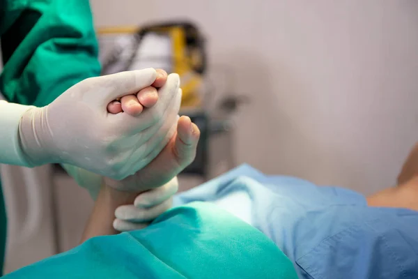 Mãos Médico Segurando Com Paciente Para Incentivar Confiar Hospital Cirurgião — Fotografia de Stock