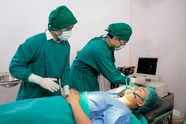 Médico Equipe Assistente Preparação Cirurgia Máscara Oxigênio Com Emergência Paciente — Fotografia de Stock