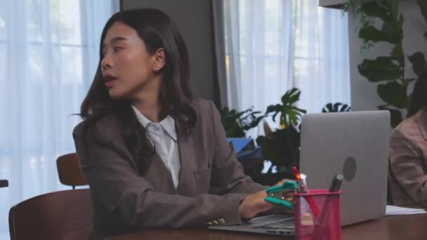 Mladá Podnikatelka Manažerka Zaměstnankyně Pracující Notebooku Kanceláři Sebejistou Podnikatelkou Pracující — Stock video