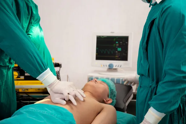 Mãos Médico Cirurgião Cpr Bombear Coração Emergência Paciente Peito Com — Fotografia de Stock