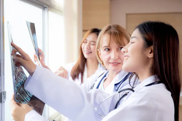 Groep Teamartsen Die Röntgenfoto Schedel Skelet Van Patiënt Onderzoeken Voor — Stockfoto