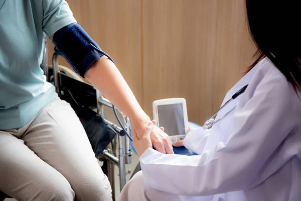 Mujer Doctora Uniforme Midiendo Presión Arterial Con Paciente Anciano Para —  Fotos de Stock