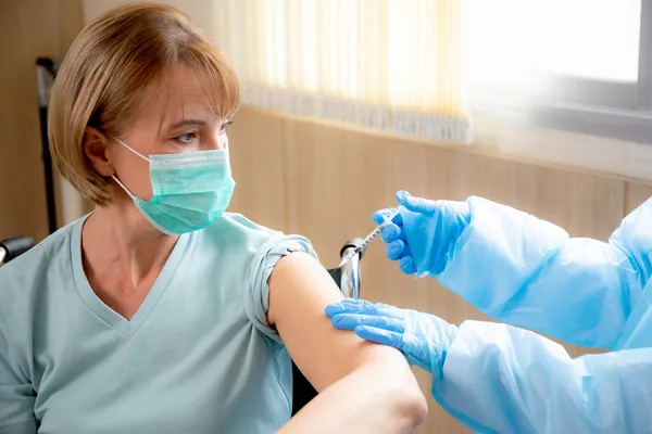 Läkare Kvinna Som Innehar Spruta Och Injektionsvaccin Patient Äldre Ansiktsmask — Stockfoto