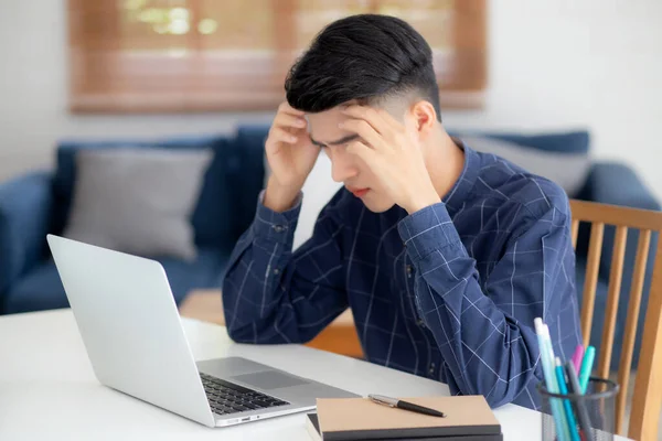 Fiatal Ázsiai Üzletember Fejfájás Munka Közben Laptop Számítógép Határidővel Otthon — Stock Fotó