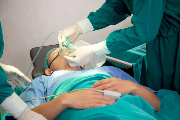 Mãos Fechadas Médico Assistente Segurando Máscara Oxigênio Com Emergência Paciente — Fotografia de Stock