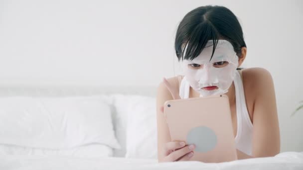 Vacker Ung Asiatisk Kvinna Med Blad Ansiktsmask Ligger Arbetar Bärbar — Stockvideo