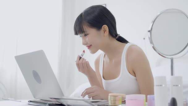 Краса Молодої Азіатки Навчанням Макіяжу Помадою Роті Дивитися Ноутбук Комп — стокове відео