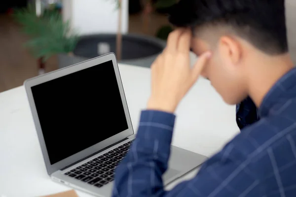 Młody Azjatycki Biznesmen Ból Głowy Podczas Pracy Laptopie Wyświetlacz Pusty — Zdjęcie stockowe
