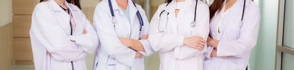 Bir Grup Doktor Asistan Hastane Sağlık Başarı Kadın Hekimlerin Takım — Stok fotoğraf