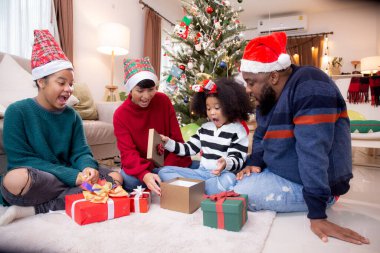 Mutlu aile babası ve anne, Noel 'de evde kızıyla birlikte hediye kutlaması yapıyor. Noel' de aileleri tarafından sürpriz çocuklar evde heyecanlı, Şükran Günü arifesi, mutlu noeller..