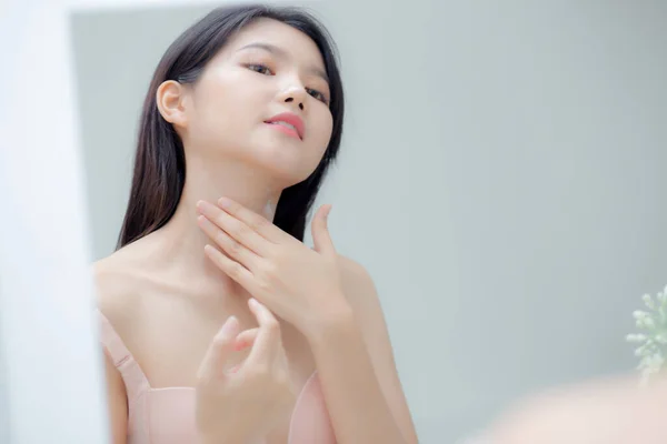 Linda Sexy Jovem Mulher Asiática Olhando Espelho Aplicando Creme Pescoço — Fotografia de Stock