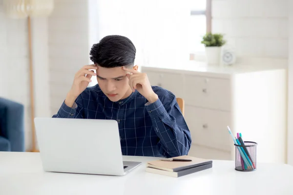 Fiatal Ázsiai Üzletember Fejfájás Munka Közben Laptop Számítógép Határidővel Otthon — Stock Fotó