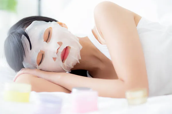 Wanita Asia Muda Yang Cantik Dengan Lembaran Masker Wajah Tempat — Stok Foto