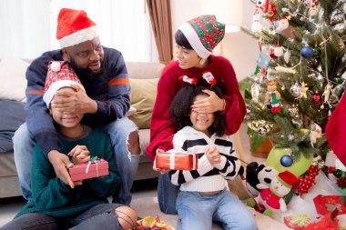 Mutlu aile babaları ve anneleri göz açıp kapayıncaya kadar evlerinde Noel kutlaması için hediye kutuları veriyorlar. Aileleri evde sürpriz çocuklar, Şükran Günü arifesi, mutlu noeller..