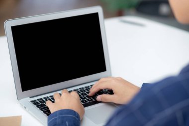 Genç iş adamı evdeki boş dizüstü bilgisayarı kullanıyor, iş adamı not defteriyle internetteki fotokopi odasında çalışıyor mesajınız için, erkek klavye, iletişim konsepti.