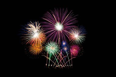 Pek çok renkli havai fişek, siyah arka planla muhteşem bir şekilde yılbaşını, bayramını ve festivalini gece kutluyor..