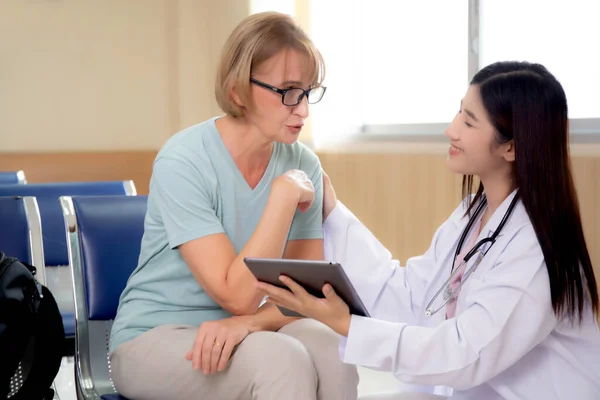 Lekarz Kobieta Starszy Pacjent Rozmawianie Patrząc Tablecie Diagnostyki Badania Choroby — Zdjęcie stockowe