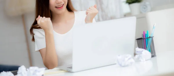 Jonge Aziatische Vrouw Vertrouwen Werken Thuis Met Laptop Computer Het — Stockfoto