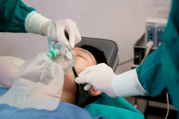 病院の手術室で患者の緊急時に酸素マスクを保持医師とアシスタントの手を閉じる 外科医の治癒と手術 呼吸の問題 楽器医療と健康 — ストック写真