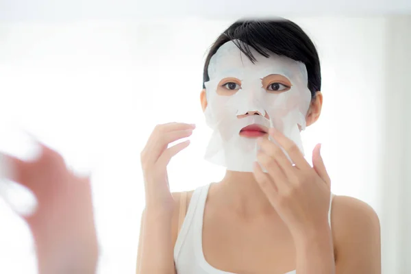 Wanita Asia Muda Yang Cantik Dengan Lembaran Masker Wajah Dan — Stok Foto