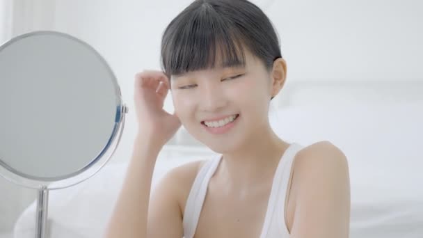 Piękna Twarz Młodej Azjatyckiej Kobiety Szczęśliwym Uśmiechem Dotykiem Policzku Lustro — Wideo stockowe