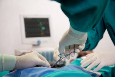 Hastane, tıbbi ve acil servis, uzman, cerrahi ve sağlık uzmanlığı olan uzman ve asistan kurtarma hastasının ameliyat yapan ekip doktoru ve cerrahının elleri.