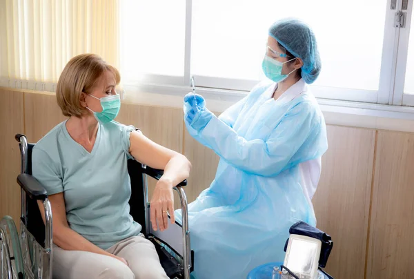 Lékařská Žena Držící Injekční Stříkačku Injekční Vakcínu Pacient Starší Masce — Stock fotografie