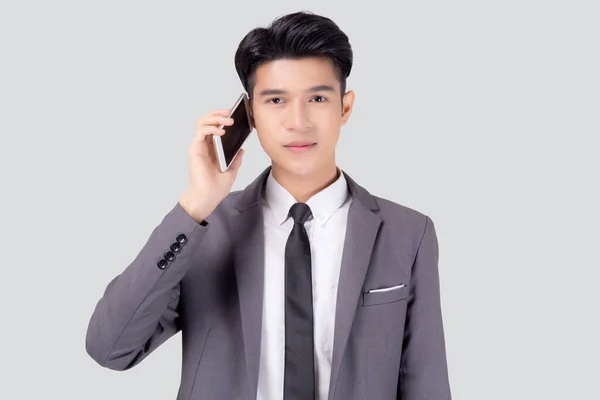 Νεαρός Ασιάτης Επιχειρηματίας Κοστούμι Που Μιλάει Στο Κινητό Τηλέφωνο Απομονωμένος — Φωτογραφία Αρχείου