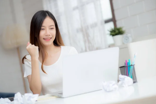 Jonge Aziatische Vrouw Vertrouwen Werken Thuis Met Laptop Computer Het — Stockfoto