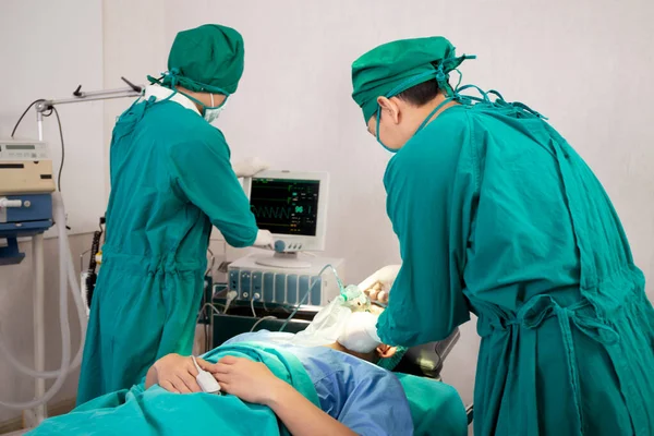 Zespół Lekarz Asystent Trzymający Maskę Tlenową Pacjentem Nagłych Wypadkach Patrząc — Zdjęcie stockowe