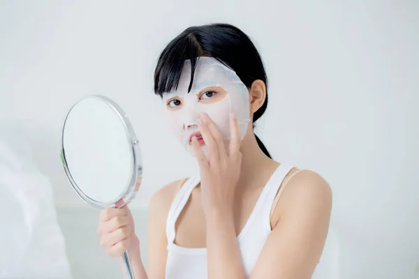 Wanita Asia Muda Yang Cantik Dengan Lembaran Masker Wajah Dan — Stok Foto