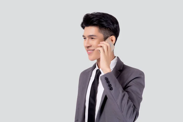 Молодий Азіатський Бізнесмен Костюмі Розмовляє Мобільному Телефоні Ізольовано Білому Тлі — стокове фото