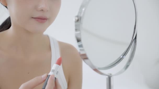 Belle Jeune Femme Asiatique Appliquant Rouge Lèvres Sur Bouche Beauté — Video