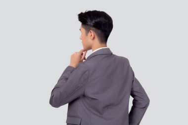 Takım elbiseli Asyalı genç iş adamının beyaz arka planda izole edilmiş başarı fikri, yakışıklı işadamının arka portresi, yaratıcı ve hayal gücü, soru ve planlama..