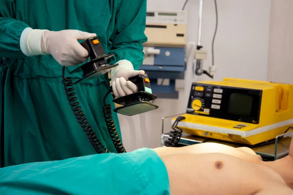 Läkare Och Kirurg Hlr Maskin Pump Hjärta Patient Akut Bröstet — Stockfoto