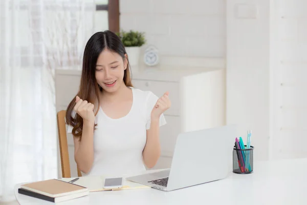 Jonge Aziatische Vrouw Vertrouwen Werken Thuis Met Laptop Computer Het — Stockfoto