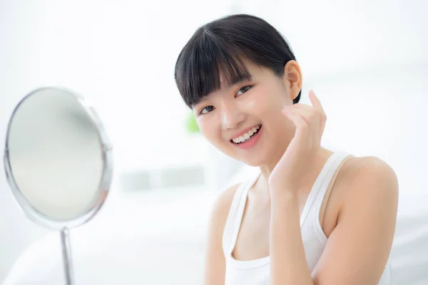 Mooi Gezicht Van Jonge Aziatische Vrouw Met Een Vrolijke Glimlach — Stockfoto