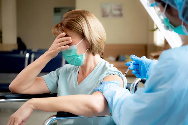 Läkare Kvinna Som Innehar Spruta Och Injektionsvaccin Patient Äldre Ansiktsmask — Stockfoto