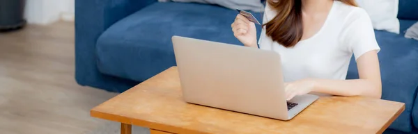Młoda Azjatycka Kobieta Siedzieć Kanapie Pomocą Laptopa Zakupy Online Karty — Zdjęcie stockowe