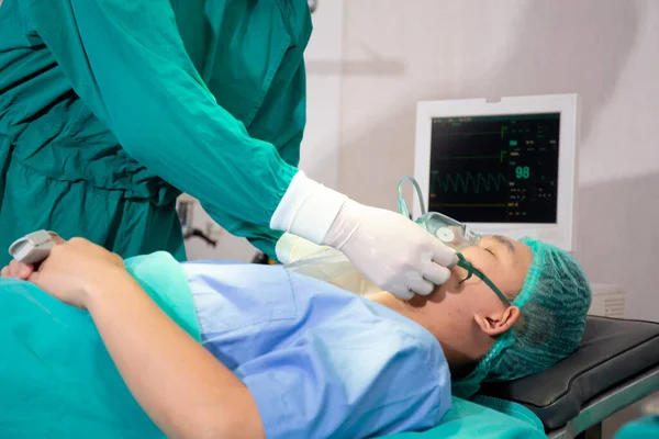 Médico Equipe Assistente Segurando Máscara Oxigênio Com Emergência Paciente Sala — Fotografia de Stock