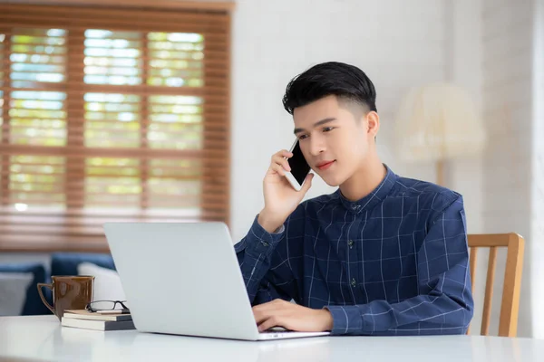 Giovane Asiatico Parlando Telefono Lavoro Casa Con Computer Portatile Freelance — Foto Stock