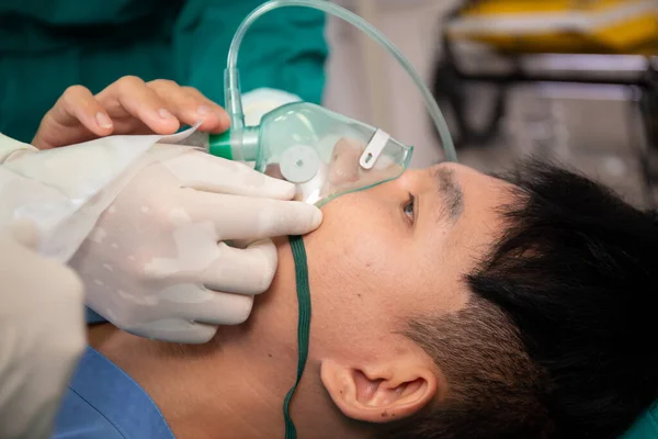 Hastane Ameliyathanesinde Acil Durum Olan Oksijen Maskesi Tutan Doktor Asistanların — Stok fotoğraf