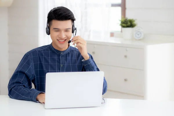 Jovem Empresário Asiático Trabalhando Computador Portátil Usando Fone Ouvido Casa — Fotografia de Stock